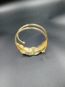 Bracelet manchette en or plaqué or Amaira Jewels, design minimaliste classique, bijoux de luxe unisexe, bijoux de mariage pour femmes du Rajasthan - Product Image 6