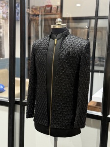 Chaqueta Indo-Occidental de Seda Negra con Relieve de Lujo para Hombre |   Chaqueta Bandhgala de Diseñador con Cierre, Estilo Sherwani, para Bodas y Fiestas, de Exportación - Product Image 6