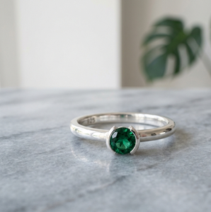 Anillo Ajustable de Plata de Ley 925 con Gema Verde Corte Esmeralda, Bisel Ovalado, Joyería Fina Unisex, Regalo para Bodas y Fiestas - Product Image 1