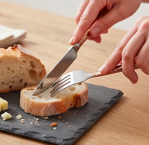 Ensemble de couverts modernes avec finition argentée et poignée dorée, parfait pour les dîners haut de gamme et les paniers-cadeaux - Product Image 2