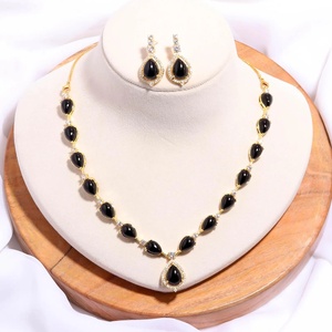Conjunto de collar con colgante en forma de lágrima chapado en oro con piedra negra y circonita transparente para mujer, joyería de fiesta, conjunto de moda. - Product Image 2