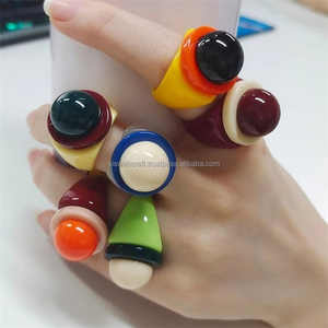 Anillos de dedo de resina de diseñador elegante para mujer, accesorios de estilo clásico con corte de diamante geométrico y colorido a la moda - Product Image 4
