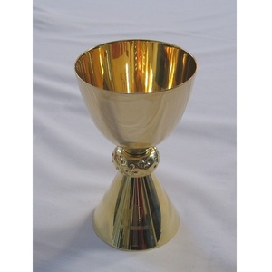 Juego de Cáliz y Ciborio de Metal Diseñado para la Distribución de la Sagrada Comunión y Eventos de Celebración Eucarística - Product Image 1
