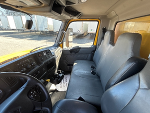 Camión de Caja Mediana International MV607 2022/2023, Usado en Buen Estado, con Transmisión Automática, 146,687 millas - Product Image 2