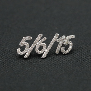 Collier Pendentif Hip Hop Personnalisé en Moissanite Givrée Chiffres Romains Chaîne Cubaine Acier Inoxydable Léger - Product Image 5