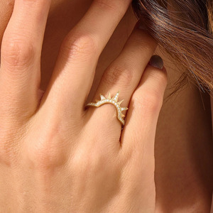 Anillo Abierto de Oro Amarillo con Diamante Cultivado en Laboratorio en Forma de Sol y Luna - Product Image 4