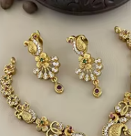 Conjunto de collar con acabado dorado tradicional con detalles en piedra para uso festivo y nupcial Conjunto de collar étnico de calidad superior - Product Image 2