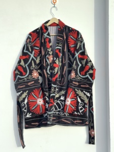 Chaqueta de terciopelo hecha a mano para mujer |   Elegante Abrigo Abierto para Mujer |   Chaqueta bomber bordada para mujer |   Chaqueta Floral Suzani - Product Image 2