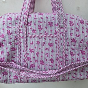 Bolsa de Lona de Algodón Acolchada con Estampado Floral, Hecha a Mano, Ligera, de Primera Calidad, con Cierre de Cremallera y Dos Asas para Llevar al Hombro - Product Image 4