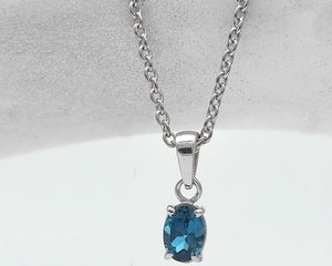 Colgante de Topacio Azul de Londres, Forma Ovalada, Plata de Ley 925, Joyería de Piedras Preciosas Naturales, Regalo Hecho a Mano para Mujer, Certificado IGI, Clásico - Product Image 1