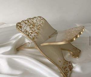 Soporte de Madera Hecho a Mano para el Corán, Tabla de Cortar Personalizada con Pétalos de Rosa, Personalización Disponible - Product Image 1