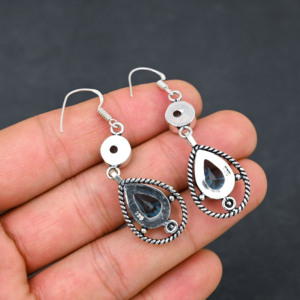 Pendientes Personalizados de Plata de Ley con Baño de Plata y Topacio Azul Sintético en Forma de Pera con Engaste de Bisel, 1.90 Pulgadas, Superventas - Product Image 4