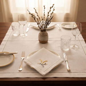 Serviettes de table en lin brodées sur mesure en forme de branche d'amande, avec ourlet festonné, de haute qualité, lavables, pour la maison, les mariages et les événements - Product Image 4