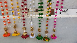 Guirlande artisanale écologique multicolore en tissu fileté avec pompons en coton, perles et clochettes dorées pour mur de mariage indien traditionnel - Product Image 2