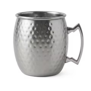 Mug à Moscow Mule en laiton massif martelé fait main avec poignée géométrique moderne – Vaisselle de bar haut de gamme en gros - Product Image 1