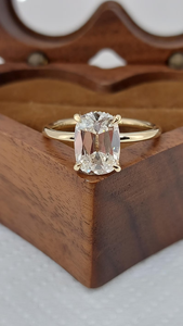 Bague de fiançailles solitaire de luxe plaquée or 18 carats avec diamant de laboratoire taille coussin 'Old Mine Cut' de 2 carats, halo dissimulé, certifiée IGI - Product Image 1