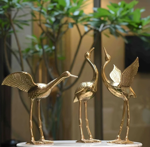 Paire artistique de figurines de cygnes en or et bronze texturé, aux ailes ouvertes, disponible à prix de gros. - Product Image 3