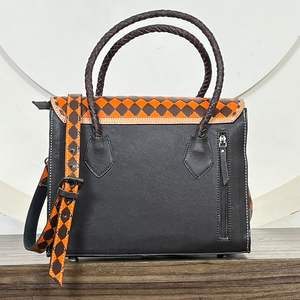 Sac fourre-tout en cuir de vachette véritable fait main avec motif à carreaux, poignée tressée et bandoulière amovible – Nouvelle collection en gros - Product Image 5