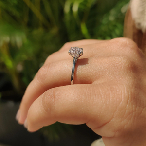 Bague de fiançailles pour femme en or massif 18 carats avec diamant rond taille brillant, style classique - Product Image 2