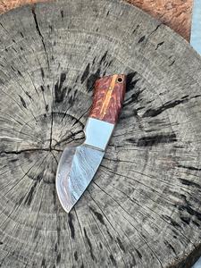 Couteau à dépecer fait à la main en acier Damas lame utilitaire OEM personnalisée avec gaine en cuir de vache et manche en époxy - Product Image 4