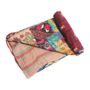 Couverture Kantha vintage réversible à motifs en blocs, literie indienne réversible, couverture lourde cousue à la main, couverture en vieux sari, patchwork - Product Image 1