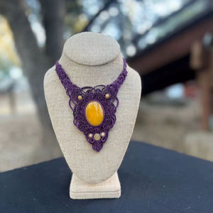 Collar con Colgante de Perla de Agua Dulce Plateada en Platino Morado Hecho a Mano, Joyería Bohemia Tribal con Cordón Ajustable - Product Image 1