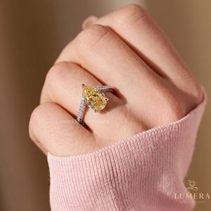 Hermoso Anillo de Compromiso Solitario de Oro Blanco con Diamante Amarillo en Forma de Pera, Banda Curva con Pavé, Doble Forma de V, Anillo Nupcial para Mujer - Product Image 1