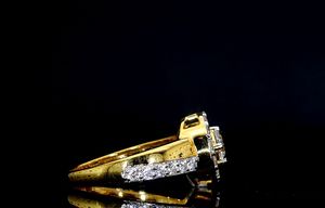 แหวนหมั้นคลาสสิค AMBER JEWELS T-1023 สำหรับทุกเพศ ทำจากทองคำแท้ 18K ประดับด้วยพลอยธรรมชาติ ทรงบริลเลียนต์ ตัวเรือนแบบฝังเพชรแบบพาเว่ พร้อมขอบเพชรแบบฮาโล - Product Image 4