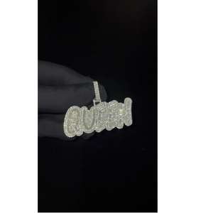 Colgante de Diamante Moissanite QUEEN de Diseño Moderno con un Brillante Arreglo de Múltiples Piedras para Bodas, Fiestas y como Joya de Regalo - Product Image 1