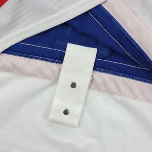 Uniforme de Hockey en Blanco con Bordado de Nombre y Número del Equipo, Estilo Jersey de Patinaje sobre Hielo, con Cordones y Rayas Azules - Product Image 5