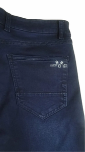 กางเกงยีนส์เดนิมทรงปกติสีน้ำเงินเข้มสำหรับผู้ชาย ผลิตจากผ้าฝ้ายยืดพรีเมียมเพื่อความสบายเหนือระดับ พร้อมการฟอกแบบเรียบเพื่อให้ดูสะอาดตา - Product Image 2