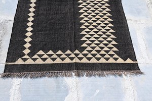 พรมคิลิมทอมือจากขนสัตว์สีดำและปอกระเจา – พรมลายเรขาคณิตแบบทอเรียบ เป็นมิตรกับสิ่งแวดล้อม เหมาะสำหรับห้องนั่งเล่น ห้องครัว ทางเดิน และตกแต่งบ้าน - Product Image 2