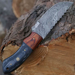 Cuchillo de Caza de Acero de Damasco de Alta Calidad con Mango Naranja y Negro y Hoja con Patrón en Capas para Camping y Senderismo OEM - Product Image 3