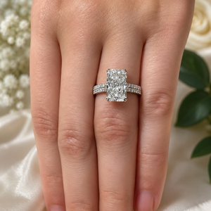 Bague de fiançailles classique pour femme en argent sterling plaqué or blanc avec moissanite 925 de 5,5 carats taille radiant et pierres latérales - Product Image 4