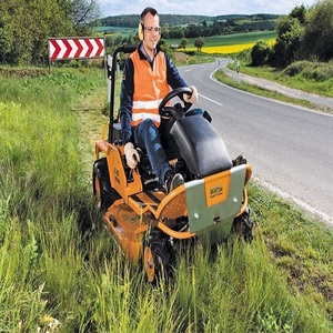 Potente tractor cortacésped AS 900 Enduro, diseñado para céspedes extensivos con un sistema de tracción fuerte y un corte eficiente. - Product Image 4
