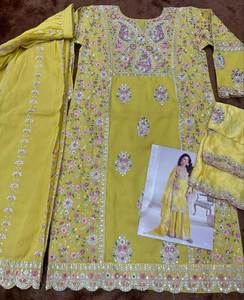 ชุดเดรสอานาร์กาลีผ้าไหมดีไซน์เนอร์ลายพิมพ์แขนยาวคอทรงโอ สีสันสดใส พร้อมผ้าคลุมไหล่ ชุดสัลวาร์ คามีซ จาก SIE - Product Image 4