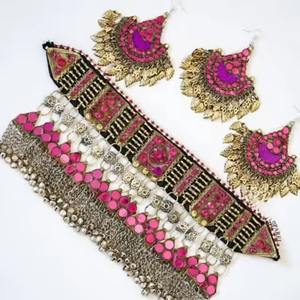 Magnifiques boucles d'oreilles tribales afghanes rose magenta avec des pampilles, ornées de perles complexes et de fils soyeux en cascade - Product Image 1