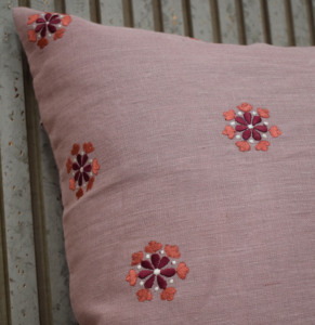 Housse de coussin brodée 100 % lin rose, motif floral, faite à la main, pour canapé, chambre, décoration intérieure – Fabricant - Product Image 2