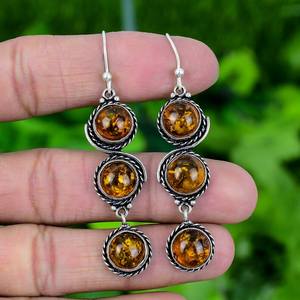 Boucles d'oreilles clous en ambre naturel de la Baltique, argent sterling 925, bijoux faits à la main, cadeau pour femme, design élégant et tendance - Product Image 1