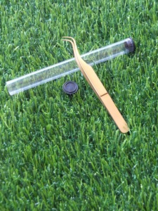 Pinzas de volumen o aislamiento con punta angulada diseñadas específicamente para proporcionar una mejor visibilidad y acceso a las pestañas naturales. - Product Image 5