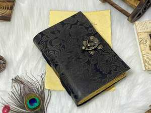 Diario de Cuero Negro con Grabado Floral y Cierre Antiguo en Forma de C, Cuaderno Hecho a Mano con Papel Vintage de Borde Desflecado - Product Image 3