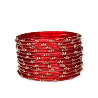 Ensemble de bracelets en verre rouge Kashmiri Rich Raindrop avec des pierres dorées étincelantes et des perles pour les mariages et les looks tendance