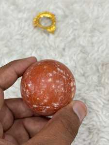 Sphère de calcite orange aux couleurs ambre vibrantes, profondeur translucide, forme lisse, éclat chaud et charme minéral distinctif - Product Image 1