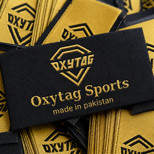 Étiquettes tissées Oxytag Sports, étiquettes principales rectangulaires brodées en tissu, fabriquées au Pakistan, pour vêtements, prix bas, vente en gros OEM. - Product Image 3