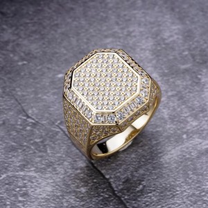 Bague pour homme en argent 925 plaqué or, avec moissanite, style signet octogonal, sertie de pierres rondes en grappe, large, bijou de luxe et de caractère - Product Image 1