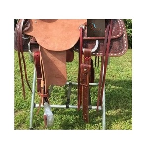 Silla de montar western de cuero marrón para carreras de barriles, con correas de latigo florales grabadas a mano, asiento rígido de cuero crudo color bronce, con juego de aparejos. - Product Image 2