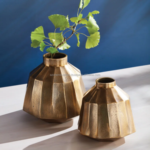 Jarrón de Mesa de Diseño Moderno Nórdico, Hecho a Mano con Patrón Fundido, Ecológico, de Aluminio, para Decoración del Hogar, de Azora Industries - Product Image 1