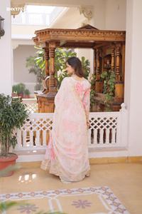 Robe longue évasée en soie russe lourde avec imprimé numérique et broderie Zari-sequins, col en V, longueur cheville, avec dupatta - Vente en gros - Product Image 3