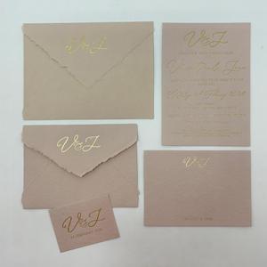 Sobres de papel premium multicolor con borde decorativo y acabado artesanal, ideales para invitaciones y papelería de lujo. - Product Image 5