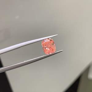 Diamant en vrac de 1,61 ct, couleur rose vif, taille coussin, certifié IGI, clarté VVS, cultivé en laboratoire CVD, pour la joaillerie - Vente en gros - Product Image 1
